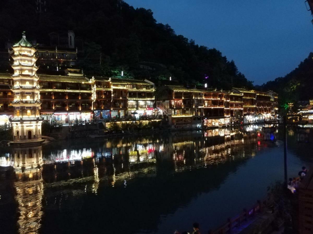 沱江缘民宿 鳳凰県 エクステリア 写真